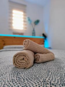 Una toalla sobre una cama en Apartamento OCEAN PEARL, en Corralejo