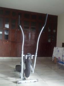uma bicicleta estacionada no chão num quarto em Hotel Krone em Popayán