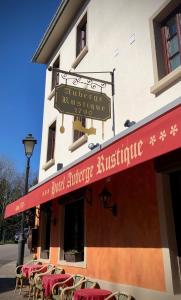 um restaurante com mesas e cadeiras em frente a um edifício em Hotel Auberge Rustique em Beaufort