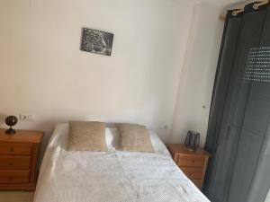 Un dormitorio con una cama con dos almohadas encima. en Beau et paisible T4 torrevieja, en Torrevieja 42 fotos más