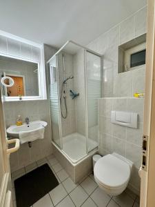 Koupelna v ubytování Möwenblick Bakenberg-41 Ferienwohnung mit Terrasse, Doppelbett, Schlafsofa, vollständige Komfortküche