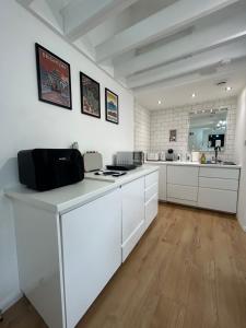 Spacious Central Studio tesisinde mutfak veya mini mutfak
