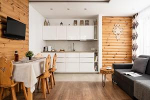 Kuchyňa alebo kuchynka v ubytovaní Villa Odskocznia Apartamenty - Sauna, Centrum - Skocznia, Zakopane