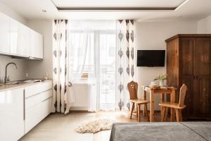 Kuchyňa alebo kuchynka v ubytovaní Villa Odskocznia Apartamenty - Sauna, Centrum - Skocznia, Zakopane