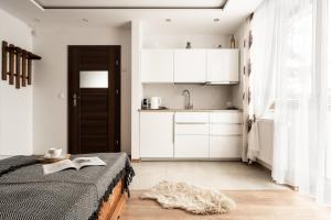 Posteľ alebo postele v izbe v ubytovaní Villa Odskocznia Apartamenty - Sauna, Centrum - Skocznia, Zakopane