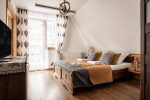 Televízia a/alebo spoločenská miestnosť v ubytovaní Villa Odskocznia Apartamenty - Sauna, Centrum - Skocznia, Zakopane