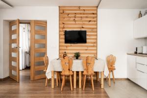 Kuchyňa alebo kuchynka v ubytovaní Villa Odskocznia Apartamenty - Sauna, Centrum - Skocznia, Zakopane