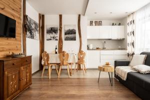 Kuchyňa alebo kuchynka v ubytovaní Villa Odskocznia Apartamenty - Sauna, Centrum - Skocznia, Zakopane