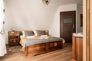 Posteľ alebo postele v izbe v ubytovaní Villa Odskocznia Apartamenty - Sauna, Centrum - Skocznia, Zakopane
