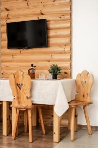 Televízia a/alebo spoločenská miestnosť v ubytovaní Villa Odskocznia Apartamenty - Sauna, Centrum - Skocznia, Zakopane