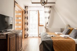 Televízia a/alebo spoločenská miestnosť v ubytovaní Villa Odskocznia Apartamenty - Sauna, Centrum - Skocznia, Zakopane