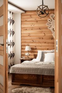 Posteľ alebo postele v izbe v ubytovaní Villa Odskocznia Apartamenty - Sauna, Centrum - Skocznia, Zakopane