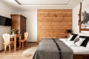 Posteľ alebo postele v izbe v ubytovaní Villa Odskocznia Apartamenty - Sauna, Centrum - Skocznia, Zakopane