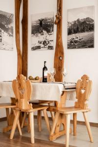 a dining room with a table and chairs at Villa Odskocznia Apartamenty Zakopane in Zakopane