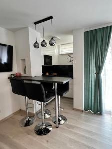 einen Tisch im Wohnzimmer mit einem grünen Vorhang in der Unterkunft Lilis Apartment mit Balkon in Augsburg