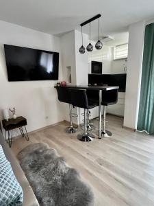 a living room with a table and a couch at Lilis Apartment mit Balkon in Augsburg