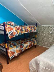 een slaapkamer met 2 stapelbedden in een kamer bij hospedaje 12 de octubre in Coihaique