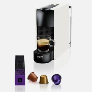 een koffiezetapparaat met een kopje koffie en andere producten bij Studio cosy in Mende