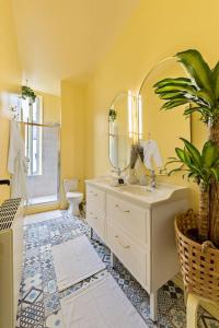 bagno con lavandino, specchio e servizi igienici di Appartement cosy Rouen Rive droite a Rouen