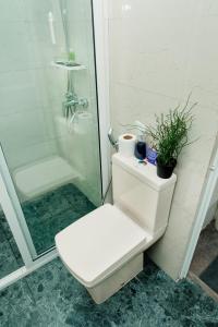 - białą toaletę w łazience z prysznicem w obiekcie Hanthana Nature Cottage w mieście Etulgama +17 zdjęć