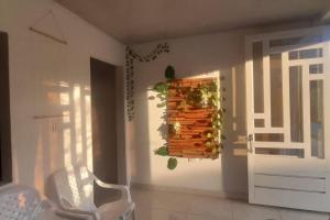 een kamer met een witte deur en een witte stoel bij apartamento tranquilo rodeado de zonas verdes in Acacías