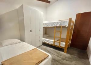 - une chambre avec 2 lits superposés et une échelle dans l'établissement Casa Jardín Del Valle, à Lima