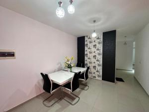 ein Esszimmer mit einem weißen Tisch und Stühlen in der Unterkunft Remarkable 3-Bed Apartment in Viana in Viana