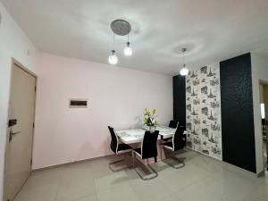 - une salle à manger avec une table et des chaises dans l'établissement Remarkable 3-Bed Apartment in Viana, à Viana