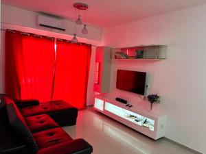 TV a/nebo společenská místnost v ubytování Remarkable 3-Bed Apartment in Viana + 1 fotografie