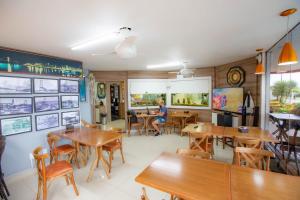 Um restaurante ou outro lugar para comer em Hotel Vila Mar