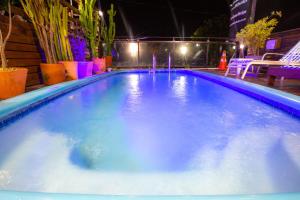 A piscina localizada em Hotel Vila Mar ou nos arredores