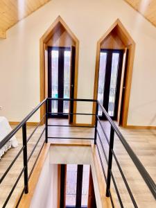Una escalera en una casa con 2 ventanas en Casa das Varzielas, en Mondim de Basto