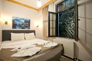 1 dormitorio con 1 cama con toallas en Golden Horn Life Hotel, en Estambul
