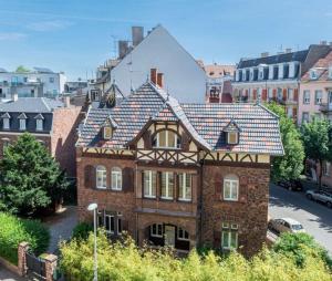 una gran casa de ladrillo con techo de baldosa en Charmant Cocon au Neudorf en Estrasburgo