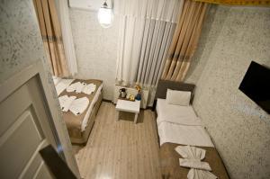 Habitación pequeña con 2 camas y ventana en Golden Horn Life Hotel, en Estambul