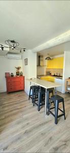 cocina con mesa y sillas en una habitación en La maison du bonheur, en Caumont-sur-Durance