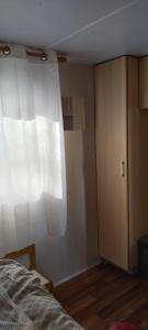 A bed or beds in a room at Bungalow 5 pers