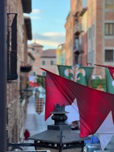 a red umbrella sitting on top of a building at Apartamento Los Burgueses in Teruel