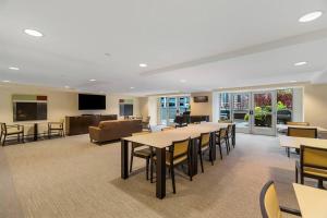 TV a/nebo společenská místnost v ubytování NewMark Tower’s Water Wheel Condo with Sea Views