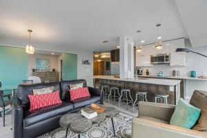 Kuchyň nebo kuchyňský kout v ubytování NewMark Tower’s Water Wheel Condo with Sea Views