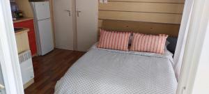 A bed or beds in a room at Bungalow 5 pers