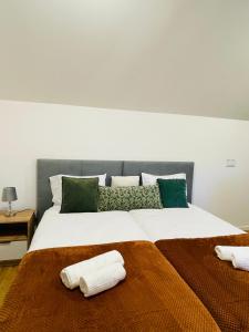 um quarto com uma cama grande e toalhas em Cozy House no Funchal