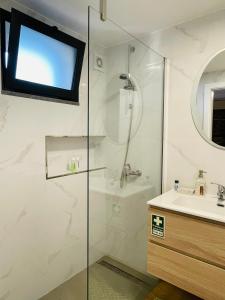 y baño con ducha y lavamanos. en Cozy House en Funchal