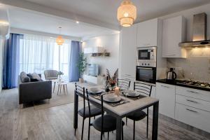 cocina y sala de estar con mesa y sillas en Bright 2 Bedroom 2 Bath Apartment close to sea en St Paul's Bay