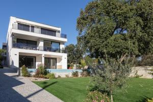 塔布阿Chez Filó的白色的房子,有院子和树