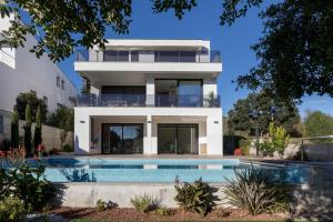 a large white house with a swimming pool in front of it at Chez Filó in Tábua