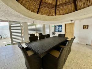une salle à manger avec une table et des chaises noires dans l'établissement CASA DE HUÉSPEDES FUMINAYA, à Uribia