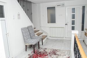 un escalier avec une chaise et un tapis dans l'établissement Apartment Forever, à Tuzla