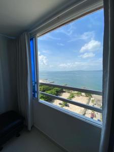 Zimmer mit einem großen Fenster und Meerblick in der Unterkunft APTO ESTUIO 11 in Cartagena de Indias