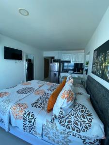 ein Schlafzimmer mit einem Bett mit Kissen darauf in der Unterkunft APTO ESTUIO 11 in Cartagena de Indias
